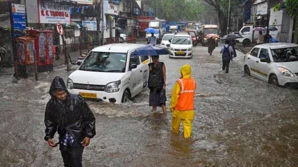 Mumbai Rain Alert: मुंबई में बाढ़ जैसे हालात सड़के डूबी ट्रेन और फ्लाइट्स भी बंद