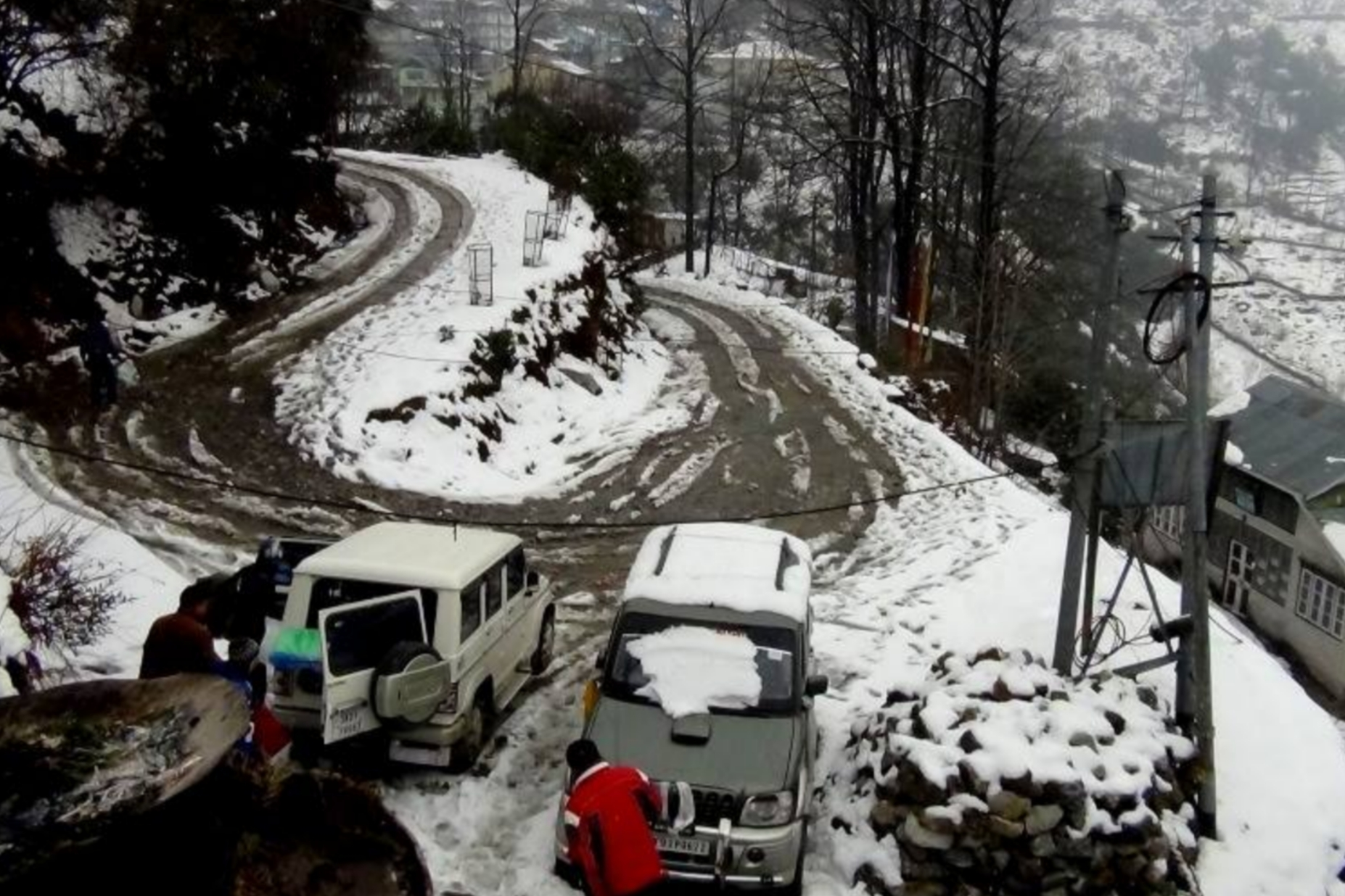 सिक्किम में भारी बर्फबारी: त्सोंगो झील के पास 350 से ज्यादा पर्यटक वाहन फंसे, राहत एवं बचाव अभियान जारी