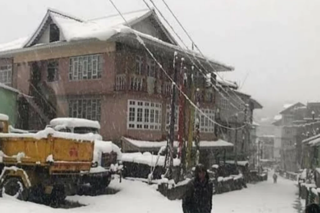 सिक्किम में भारी बर्फबारी: त्सोंगो झील के पास 350 से ज्यादा पर्यटक वाहन फंसे, राहत एवं बचाव अभियान जारी