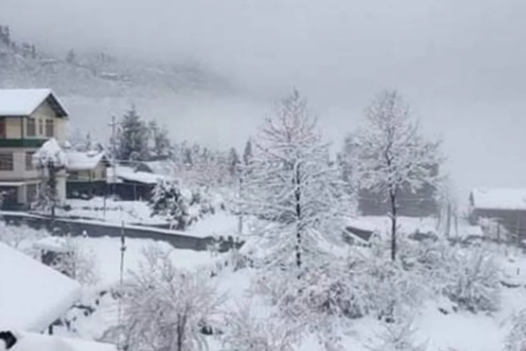 सिक्किम में भारी बर्फबारी: त्सोंगो झील के पास 350 से ज्यादा पर्यटक वाहन फंसे, राहत एवं बचाव अभियान जारी