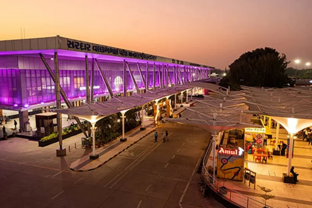 Iran UAE Tension News: अहमदाबाद एयरपोर्ट की अहम एडवाइजरी: अंतरराष्ट्रीय एयरस्पेस संकट से उड़ानें प्रभावित, यात्रियों को अलर्ट रहने की सलाह