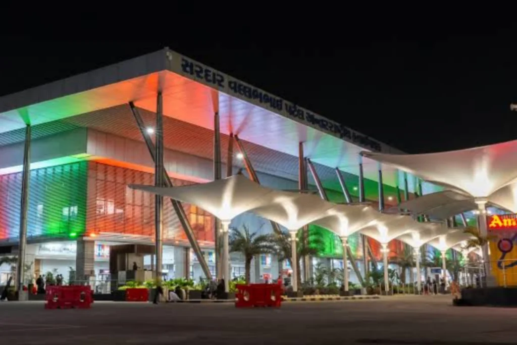 Iran UAE Tension News: अहमदाबाद एयरपोर्ट की अहम एडवाइजरी: अंतरराष्ट्रीय एयरस्पेस संकट से उड़ानें प्रभावित, यात्रियों को अलर्ट रहने की सलाह